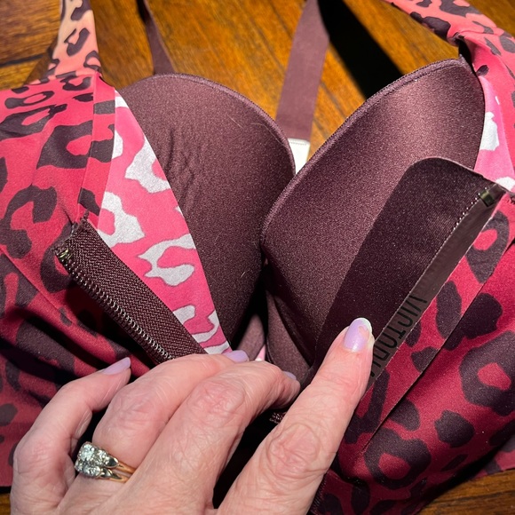 Victoria Sport Red/Black Underwire Foam Cup Bra in Animal Print Size 34DD. - Picture 3 of 6
